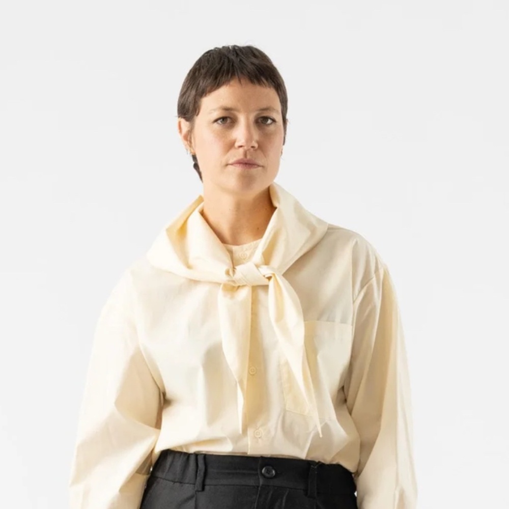 NICHOLSON & NICHOLSON UNISON POPLIN SHIRT IN Pale YELLOW